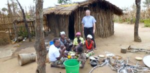 04. O. Józef Oleksy SJ z afrykańską rodziną przed domem w Malawi