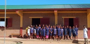 Uczniowie przed nowo otwartą szkołą im. św. Jana Chrzciciela