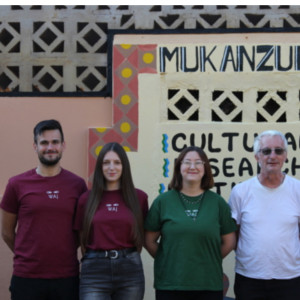 Nasza grupa i o. Andrzej Leśniara SJ na tle odmalowanej ściany instytutu Mukanzubo, fot. B. Mulopa.