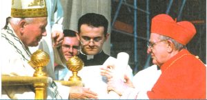 Abp Adam Kozłowiecki SJ kreowany kardynałem przez Ojca Świętego Jana Pawła II.