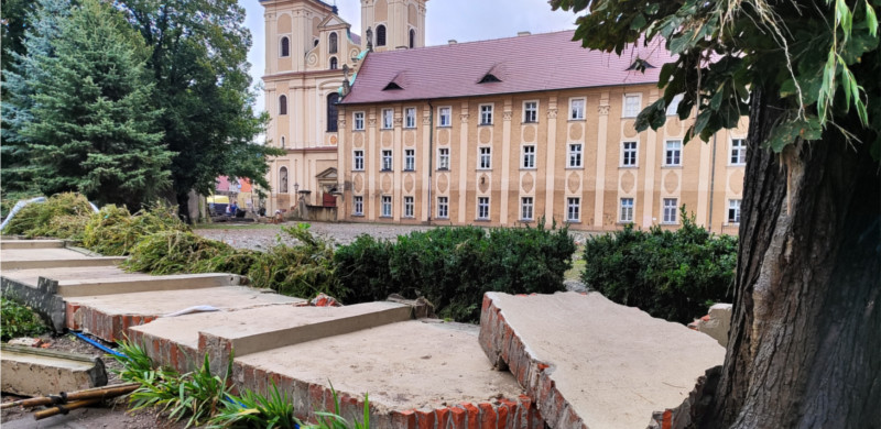 Po powodzi, zniszczony mur klasztoru Ojców Franciszkanów, fot, J. Sapieha