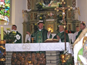 O. J. Pawłowski SJ podczas Mszy św.  