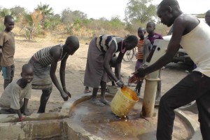 Nowo naprawiona studnia daje wodę do pojenia krów i do codziennych potrzeb mieszkańców wioski.