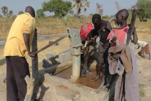 Nowo naprawiona studnia w poza wioską Akol Jal i jezuicką misją