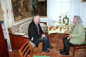 O. Tadeusz Sarota SJ, misjonarz na Ukrainie podczas odwiedzin chorych